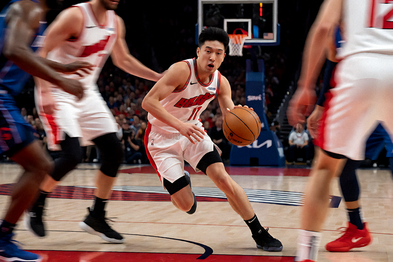 NBA常规赛中球员突破上篮的比赛瞬间